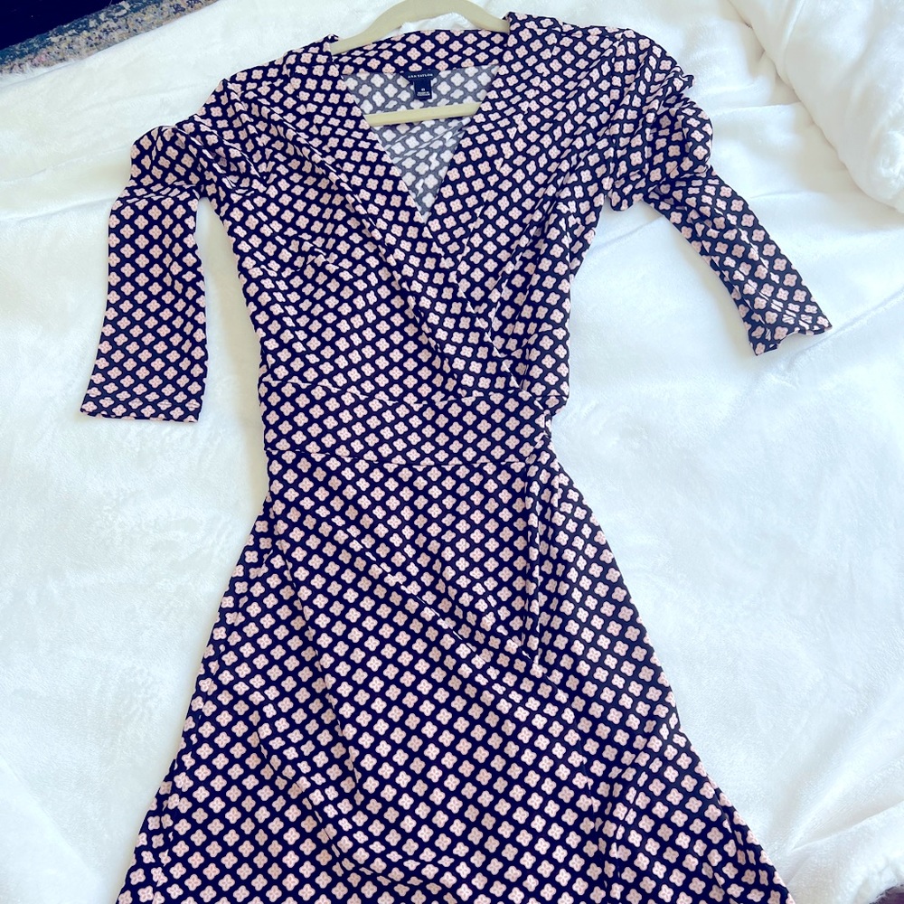 Ann Taylor Matte Jersey Wrap Dress, black, blush and white size 0 - like new